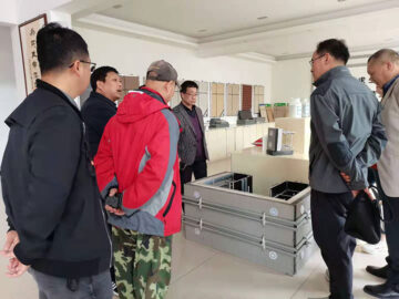 河南省建設(shè)廳科技與標(biāo)準(zhǔn)處康處長、河南省建筑協(xié)會(huì)段秘書長、河南省建筑科學(xué)研究院黃工等一行蒞臨考察